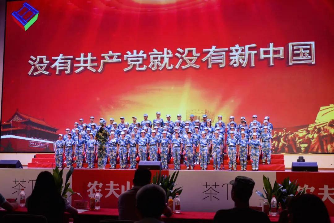 夏季的时尚女孩